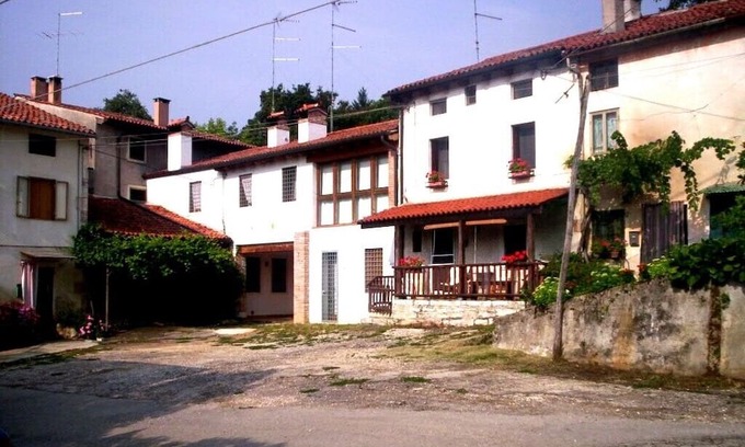 Arcugnano Apartment | Idyllic Retreat in Scenic Hills with Ocean Views