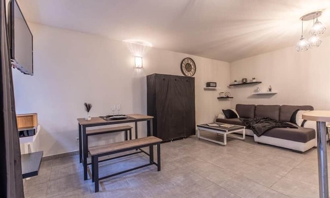 Riom Apartment | Cozy Studio Rue Grenier in Riom with Child-Friendly Amenities