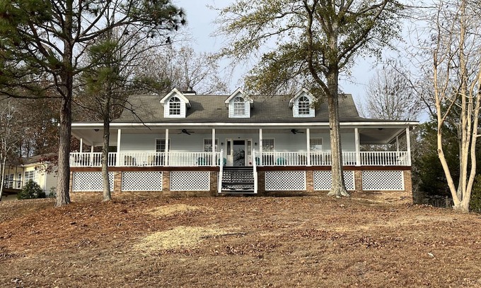Arley House | Beautiful Shoreline Views with Pet-Friendly Accommodations