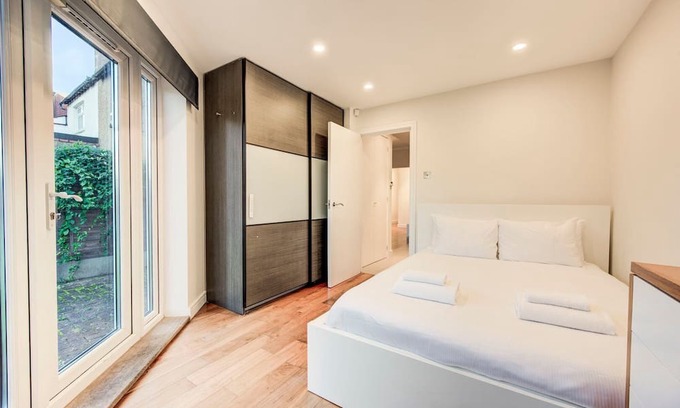 Hendon House | Discover GuestReady: Contemporary Retreat in Hendon