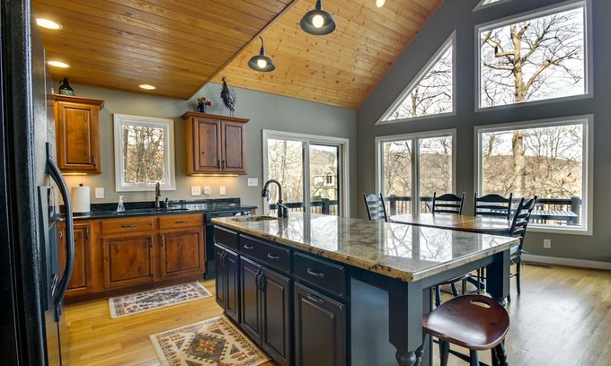 Pedlars Edge Cottage | Wintergreen Resort Home: Ideal Retreat Near Slopes & Trails