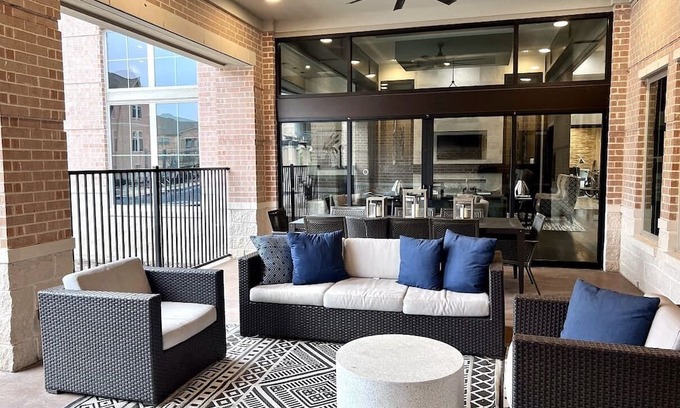 Oak Cliff Apartment | Discover a Pet-Friendly Retreat with Pool & Spa in Dallas