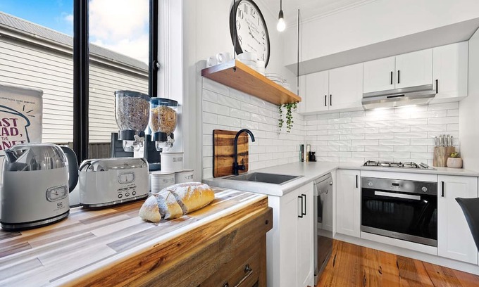 Ballarat East Cottage | Discover Maggie May: A Delightful 1850s Miners Cottage