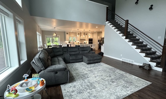 Black Wolf House | Spacious 5-Bedroom Retreat Near Seaplane Base & Water Access