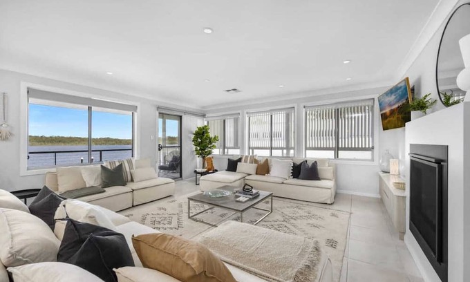 Erowal Bay House | Relax at Sunset Waterfront with Breakfast & Child-Friendly Amenities