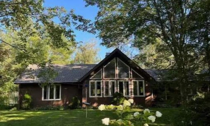 Goshen House | Idyllic Chalet Retreat by Lake with Family-Friendly Amenities