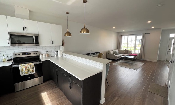 Regina House | Convenient Stay Near Amenities with Breakfast & Family Options