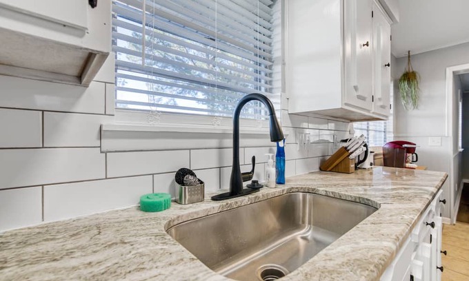 Jacksonville House | Perfect 3BR for Work Stays with Kitchen & Spa Amenities