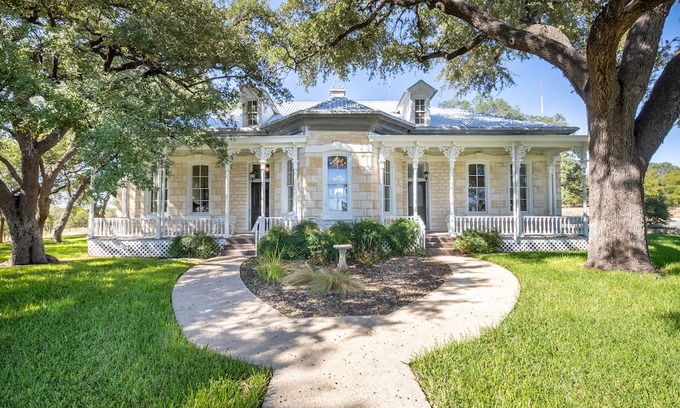 Lampasas House | Restored historical home and guest cottage