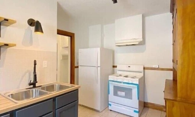 Victory Apartment | Chic Renovated 2bd Apartment for Monthly Family Stays