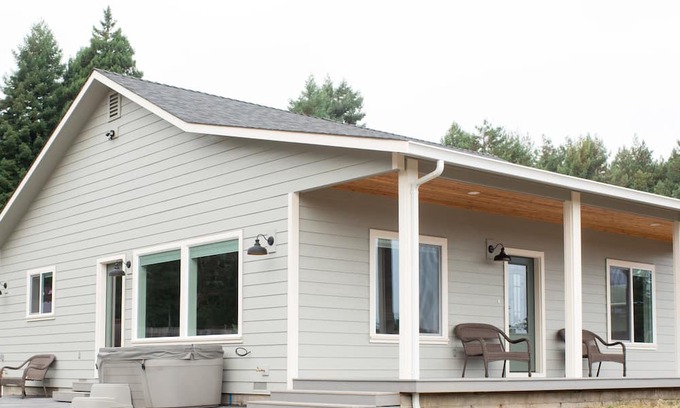 McKinleyville Cottage | Inviting Guest House Near Sunny Blue Lake with Hot Tub