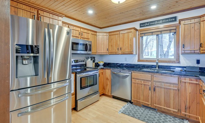 Holcombe Cabin | Waterfront Holcombe Retreat with Game Room for Families