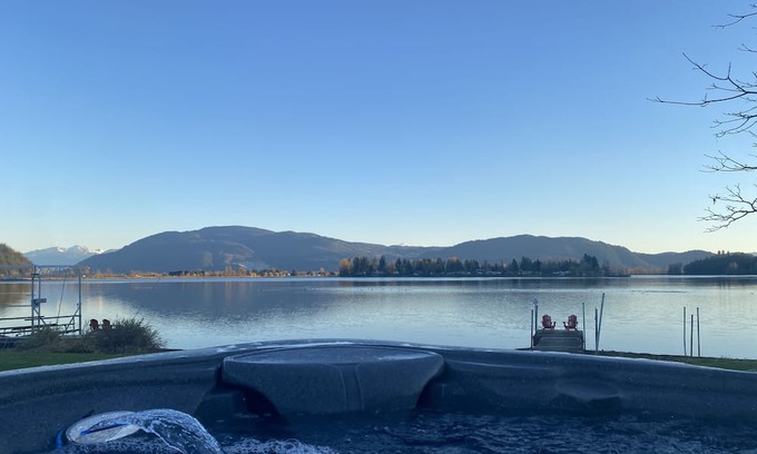 Hatzic House | Winter Escape with Amazing Views from the Hot Tub!