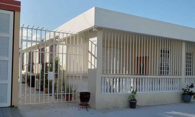 Gobernador Pinero House | Habitación con ubicación ideal y baño privado