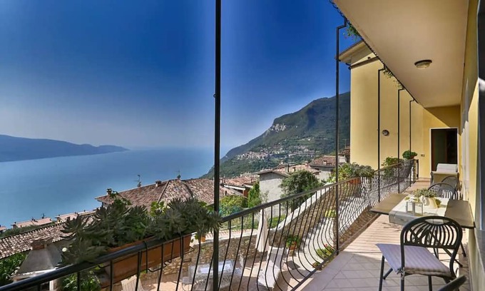 Oldesio Apartment | Lake View Apartment 'Kristi' with Private Terrace & Wi-Fi