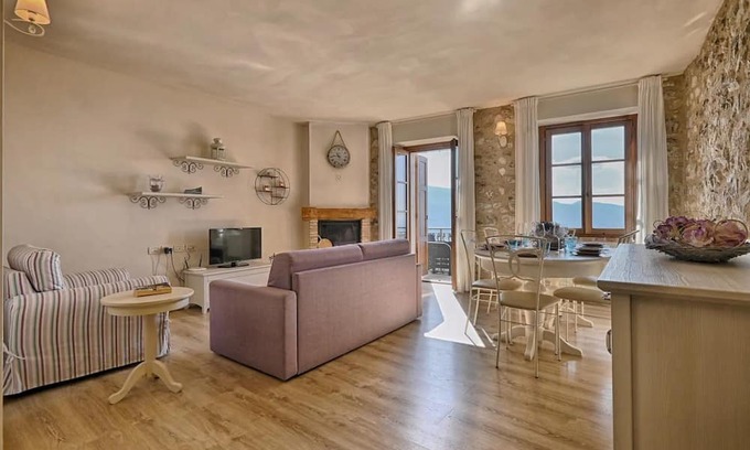 Oldesio Apartment | Lake View Apartment 'Il Grano' with Private Terrace & Wi-Fi