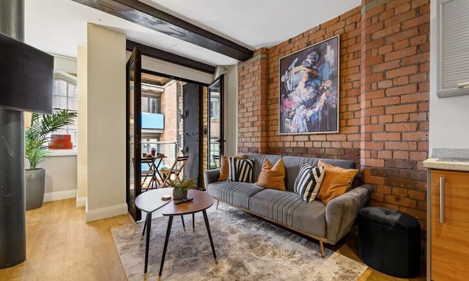 St George's Quarter Apartment | Top-Rated Family Retreat at Queen Square Apartment