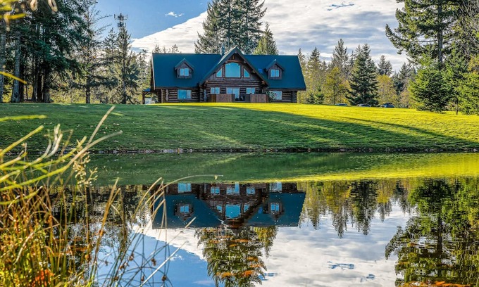 Courtenay House | Cozy Canadian Log Home with Private Oasis in Seal Bay