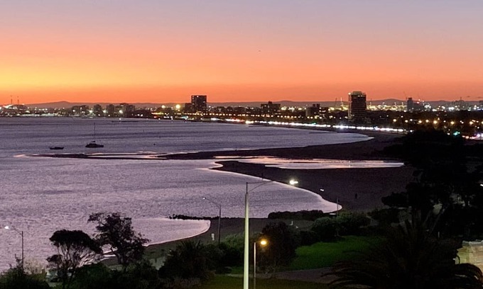 St Kilda Apartment | Beachfront 3BR Unit in St Kilda with Bay & City Views