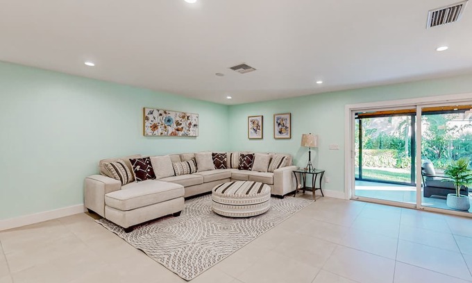 Central Naples House | Sunlit enchanting retreat with gorgeous yard & large patio - near beaches & golf