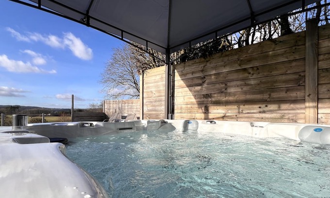 Harre House | Inviting House with Spa and Pool for Memorable Getaways