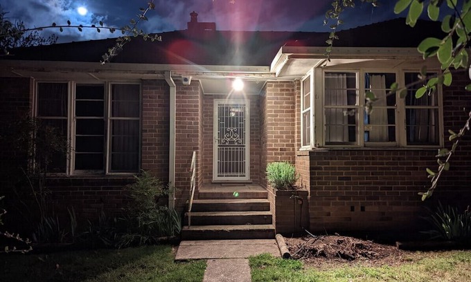 Deakin House | Classic Deakin Retreat: Family & Pet Friendly Escape