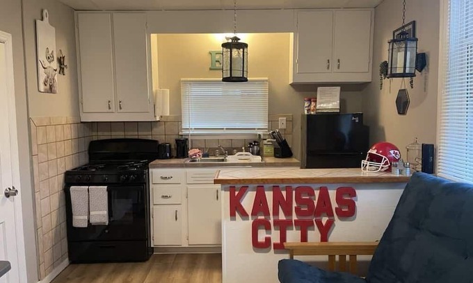 Riverview Apartment | Charming Studio Retreat in Strawberry Hill - Family Friendly