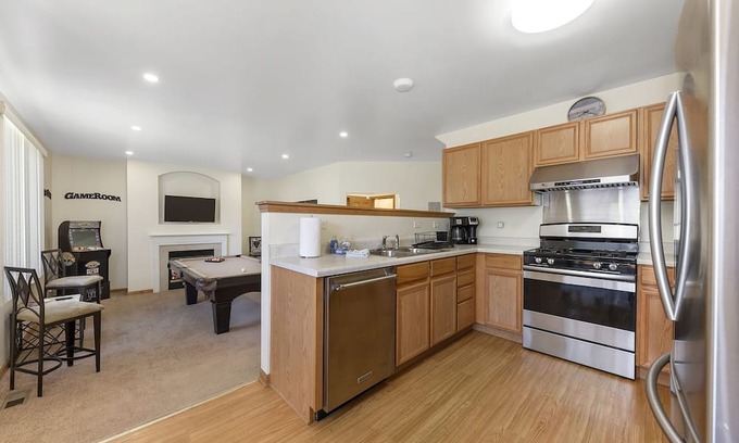 Romeoville House | Relax in Romeoville: Pet-Friendly Stay with Pool & Breakfast