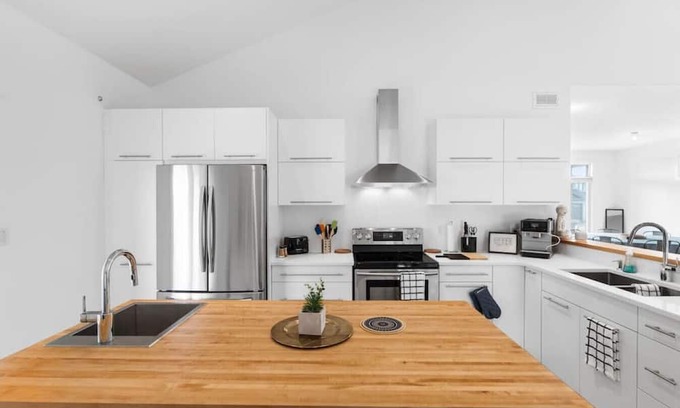 Cannifton House | Stylish 4BR Family Retreat in Prince Edward Area