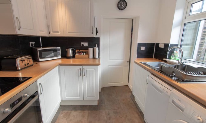 Cwmcarn House | Cozy Roots - Family-Friendly 3 Bedroom Retreat