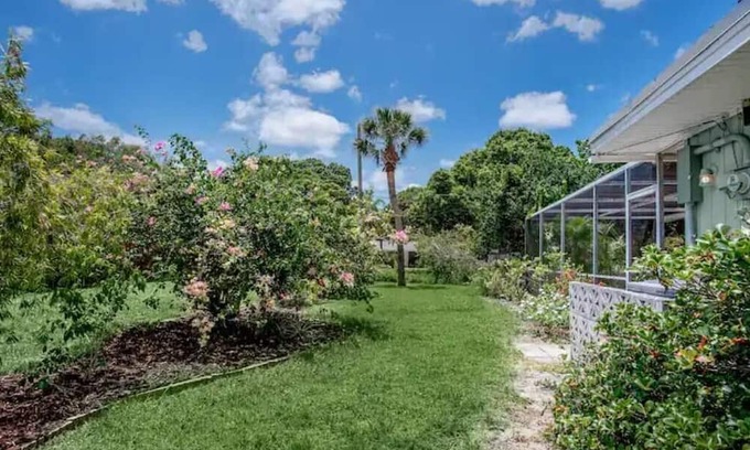 Vero Beach South House | Cozy cottage for longer stays!