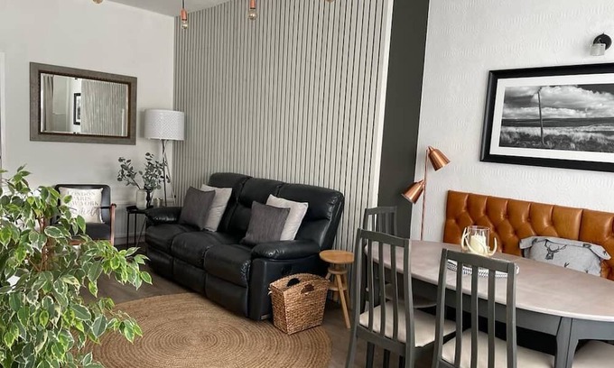 Hayfield House | Pass the Keys | The Cabin Stylish and Elegant for 4 and Furry Friends