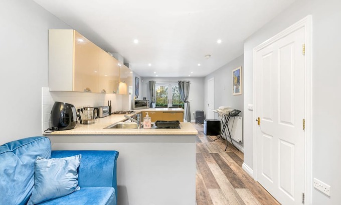 Lincoln House | Waterside View House: Family-Friendly Retreat with Kitchen