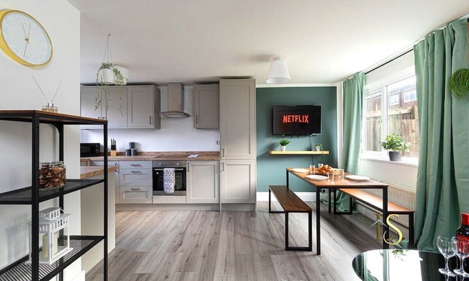 Newcastle-upon-Tyne House | Cozy Getaway at Luke Stays - Hareydene with Breakfast & More