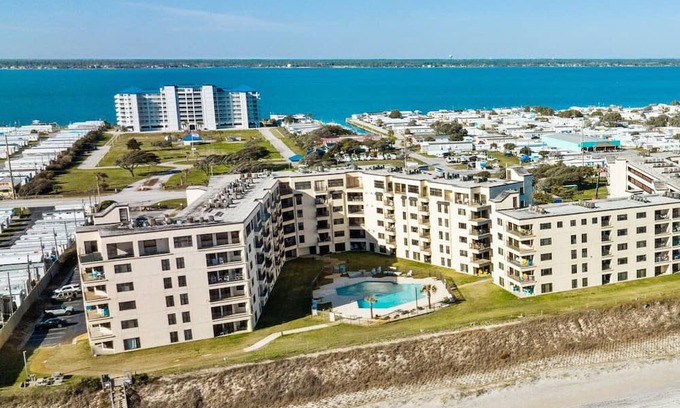 Indian Beach Condo | Explore Abundant Amenities with Pools and a Cozy Cafe