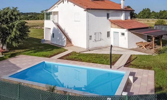 Prkacini Apartment | Family-Friendly Apartment with Pool in Peaceful Vidulini