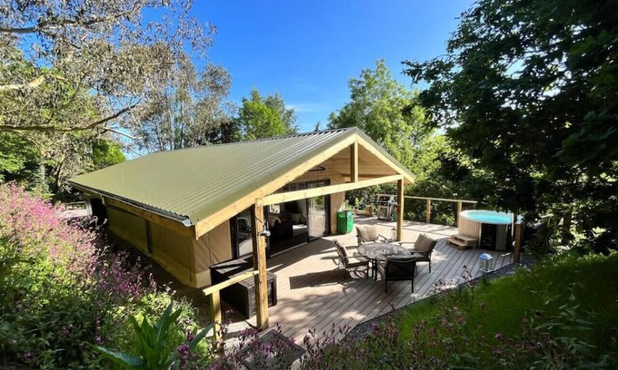 Kingsbridge Cabin | Eucalyptus Lodge @ Lower Coombe Royal Hot tub