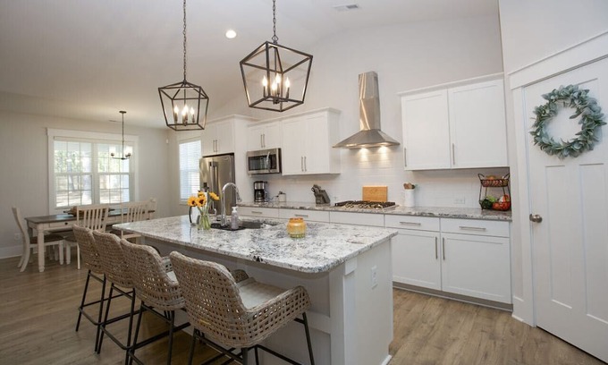 Aberdeen House | Family-Friendly Retreat Sleeps 8 on Highway 5