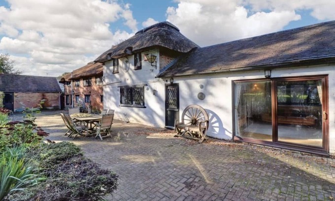 Waterlooville House | 15th Century Thatched Cottage with Pool