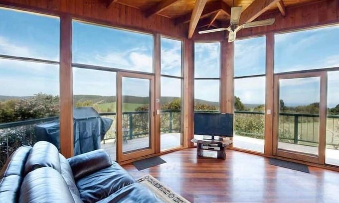Johanna Cottage | Tree Frog Cottage on the Great Ocean Road.