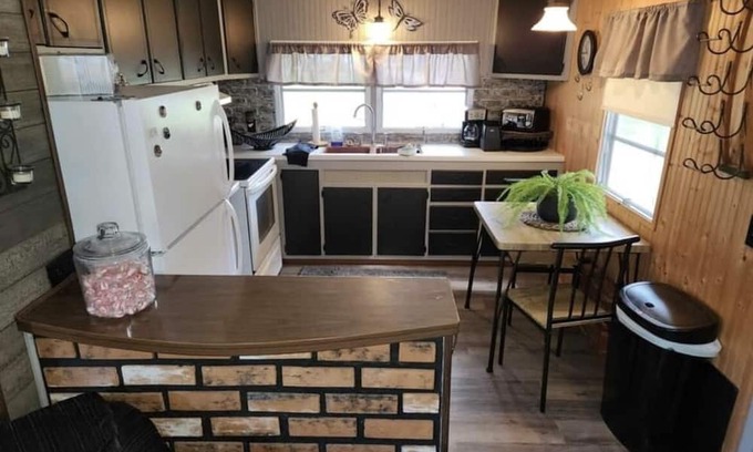 Clintonville Cabin | Charming Cloverleaf Chain Lakes Rental with Breakfast Included