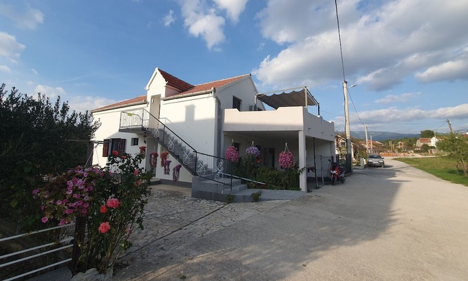 Cove Parja Apartment | Two bedroom apartment with terrace Knin, Zagora (A-21851-a)