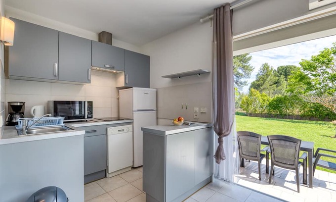 Villetelle Apartment | Cozy Studio Apartment with Shared Heated Pool & Wi-Fi