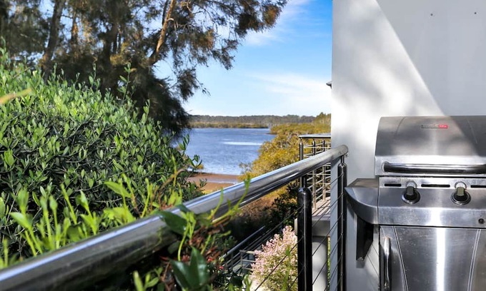 Tea Gardens House | 2 The Pier - Elegance by the Water