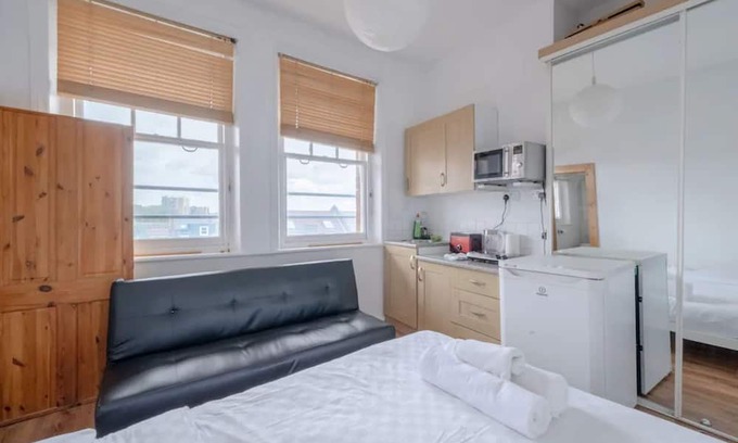 Hornsey Apartment | Inviting Studio Flat in Hornsey with Kitchen Amenities