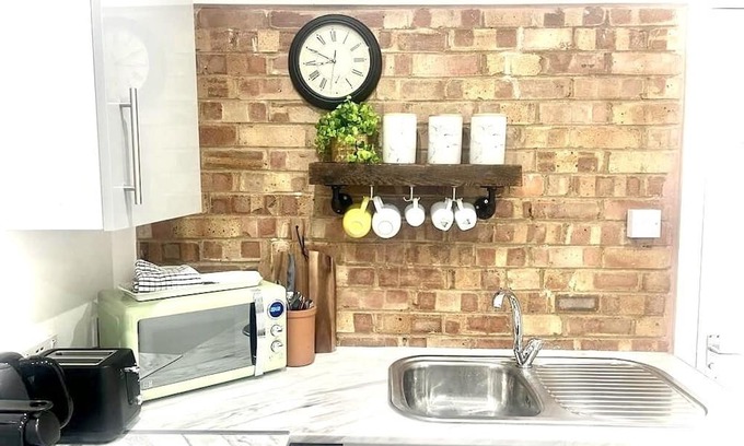 Luton Apartment | Cozy Large Studio with Spa & Pet-Friendly Near Luton Airport