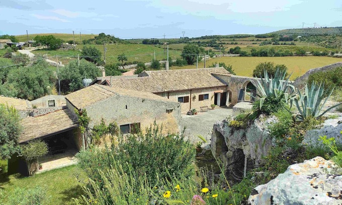 Palazzolo Acreide Villa | Family-Friendly Santolìo Country Retreat for Memorable Getaways