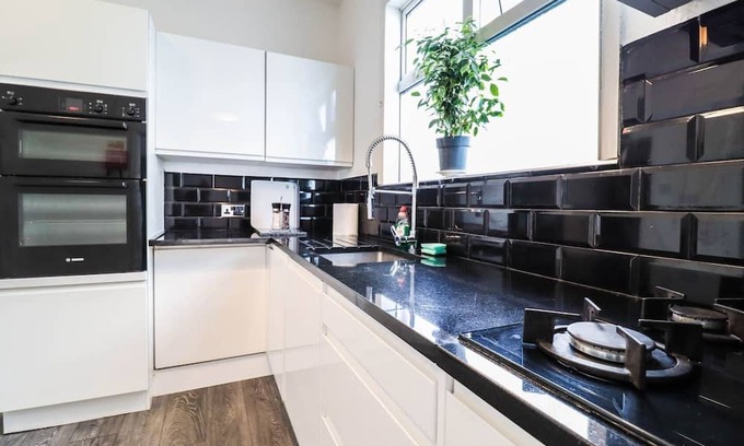 Leyton House | Stylish 7BR Residence in Prime London with Family Amenities