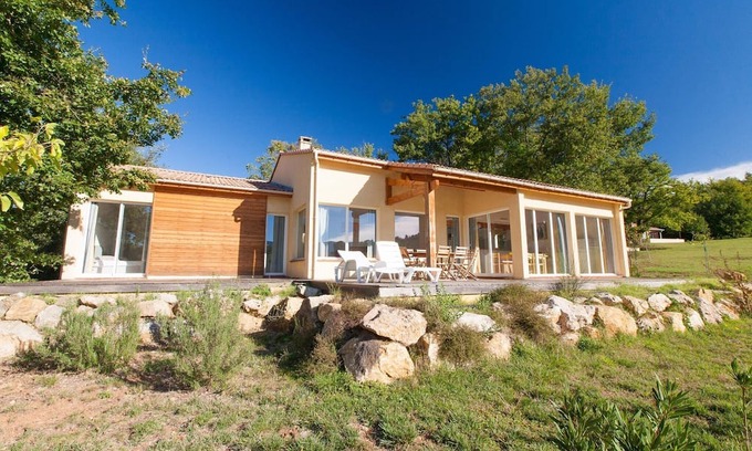 Quillan House | Tidy bungalow with dishwasher