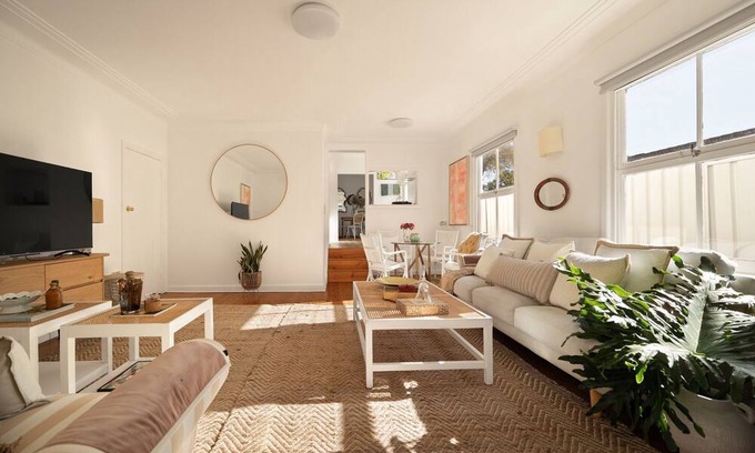 Brighton-le-Sands Apartment | Sunlit Coastal Retreat Close to Cafes and Beach